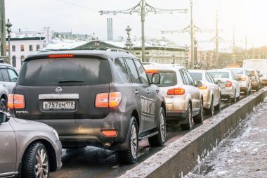 Araçlarda yol kar soğuk kış günü. Rusya. Saint-Petersburg. 22 Aralık 2017.