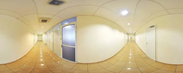 Projection panoramique sphérique à 360 degrés, panorama dans un long couloir intérieur vide avec portes et entrées vers différentes pièces . — Photo