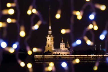 Yeni yıl peyzaj manzaralı parlayan ışıklar gece St. Petersburg Peter Pavel'in kale