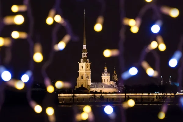 Новогодний пейзаж с светящимися огнями ночью Санкт-Петербург с видом на Петропавловскую крепость — стоковое фото