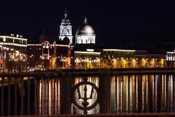 La Chiesa di Santa Caterina la Grande Martire di notte dal Ponte della Borsa . — Foto Stock