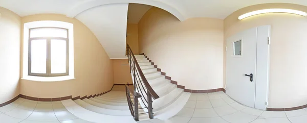 Projection panoramique sphérique à 360 degrés, panorama dans un couloir intérieur vide avec escalier . — Photo