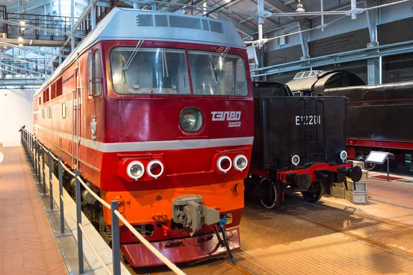 Diferentes locomotivas de tempos da URSS. A Rússia. São Petersburgo. Museu Ferrovias da Rússia 21 de dezembro de 2017 . — Fotografia de Stock