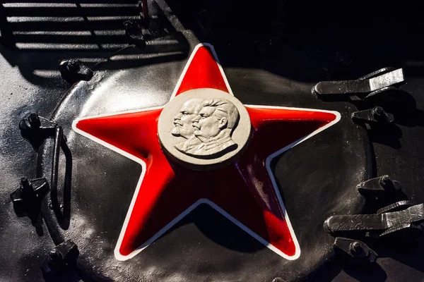 Estrella roja símbolo de la URSS con un perfil de rostros de Lenin y Stalin. Rusia. San Petersburgo. Museo Ferrocarriles de Rusia diciembre 21, 2017 . —  Fotos de Stock