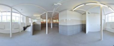Küresel 360 derece panorama projeksiyon, panorama merdiven ile hafif renk ve tasarımcı windows ve aydınlatma ile metal yapılar iç boş koridor odasında. Rusya, Moskova, 03 Temmuz 2017.