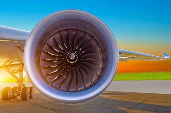 Двигун сучасних літаків крупним планом і захід сонця в небі . — стокове фото