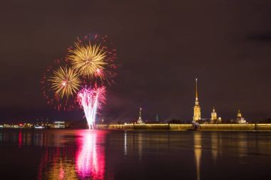 Havai fişek Peter ve Paul Fortress yakınında Neva nehrinde gece Saint-Petersburg kentinde.