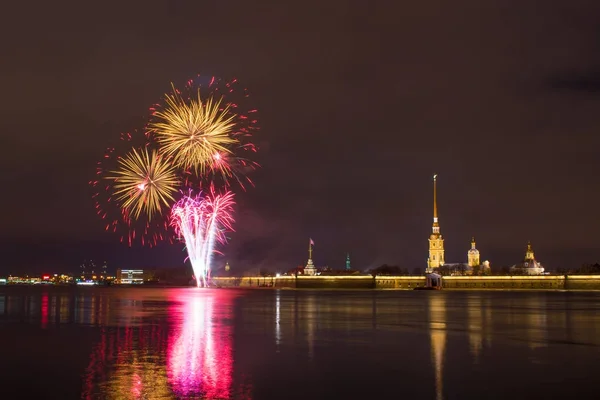 夜のセント ・ ピーターズバーグ市のピーターおよびポールの要塞の近くのネヴァ川花火. — ストック写真