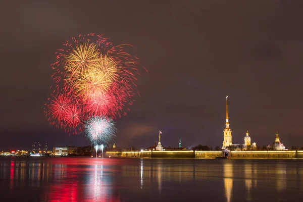 夜のセント ・ ピーターズバーグ市のピーターおよびポールの要塞の近くのネヴァ川花火. — ストック写真