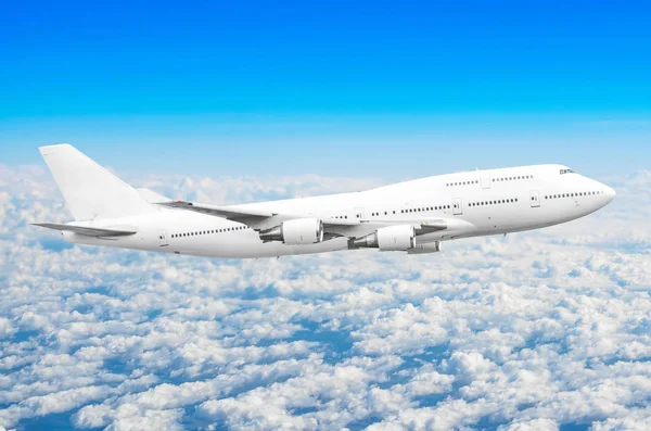 Vliegtuig in de lucht boven de wolken vlucht reis zon hoogte — Stockfoto