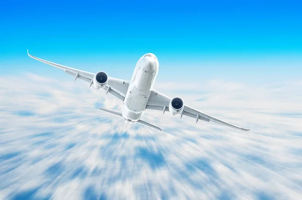 Bulutların üzerinde gökyüzünde uçak uçuş yolculuk güneş yüksekliği — Stok fotoğraf