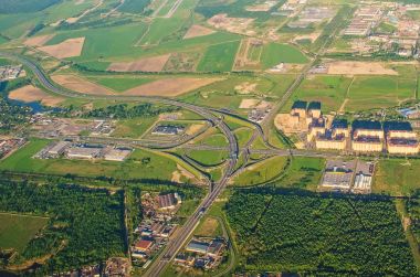 Otoyol otoyol yol kavşağına havadan görünümü.