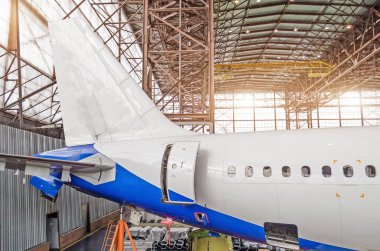 Yolcu uçağı bakım, kuyruk bir görünümünü ve Havaalanı hangarda gövde arka.