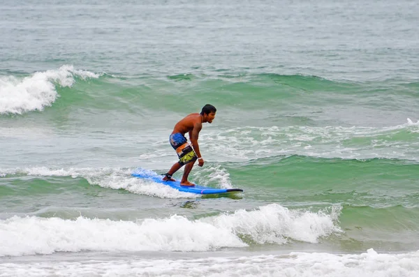 Surfista em azul verde na onda do oceano, a surfar. Indonésia, Bali, 10 de novembro de 2011 . — Fotografia de Stock