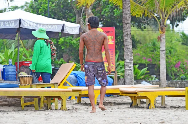 Man with a swarthy Asian with a tattooed back. Indonesia, Bali, 10 November 2011. — Stock Photo, Image