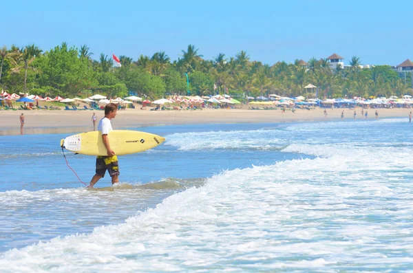 De surfer in groen blauw van de oceaan Golf, surfen. Indonesië, Bali, 10 November 2011. — Stockfoto