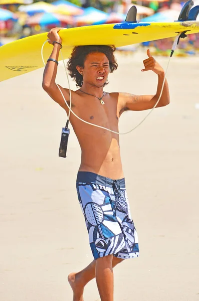 Surfista en verde azul en la ola oceánica, surfeando. Indonesia, Bali, 10 de noviembre de 2011 . — Foto de Stock