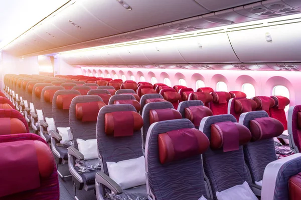 Passagiersstoel, interieur van vliegtuig met passagiers zitten op stoelen. — Stockfoto