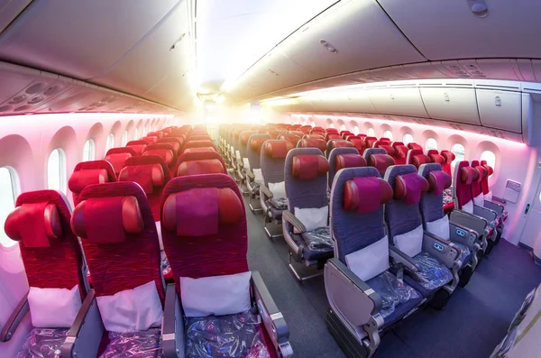 Passagiersstoel, interieur van vliegtuig met passagiers zitten op stoelen. — Stockfoto
