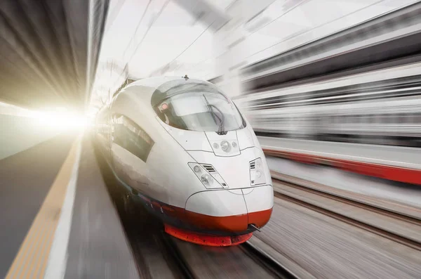 Paseos en tren de alta velocidad a alta velocidad en la estación de tren de la ciudad . — Foto de Stock