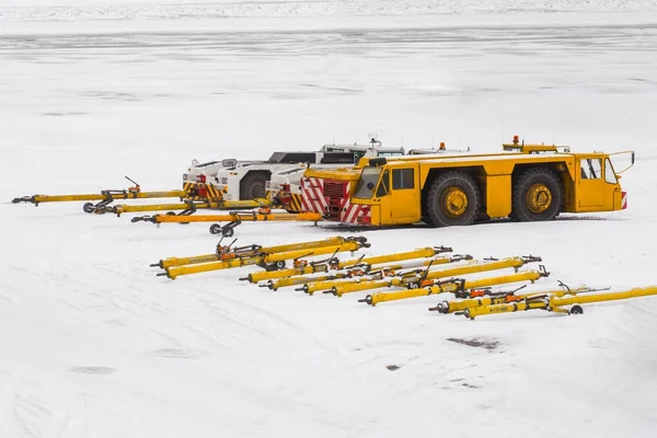 Самолет буксирует трактор на стоянке у перрона аэропорта зимой . — стоковое фото