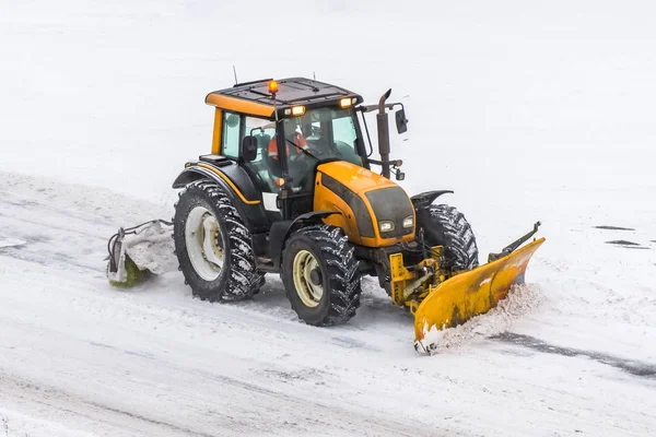 道路工事でのトラクターのマシンを耕起、冬の雪嵐の中大規模な雪. — ストック写真