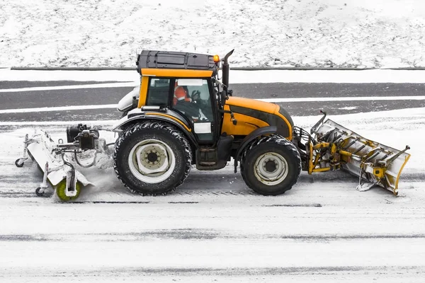 道路工事でのトラクターのマシンを耕起、冬の雪嵐の中大規模な雪. — ストック写真