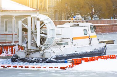 Kurtarma hovercraft kışın donmuş nehir, iskelede.