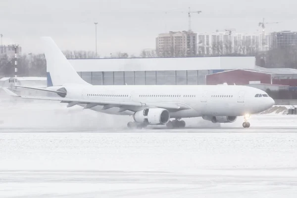 Αεροπλάνο στο αεροδρόμιο του μια θύελλα χιονιού και κακή ορατότητα. — Φωτογραφία Αρχείου