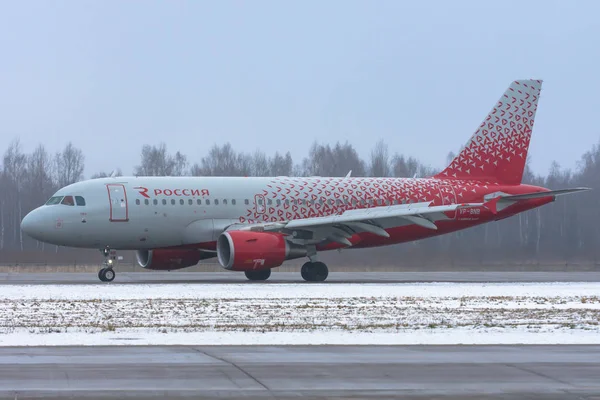 Airbus a319 Rossiya airlines, Lotnisko Petersburg-Pułkowo, Rosja Sankt Petersburg. 19 grudnia. 2017. — Zdjęcie stockowe