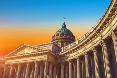 Görünüm Kazan Katedrali Saint Petersburg gündoğumu gökyüzü sabah.
