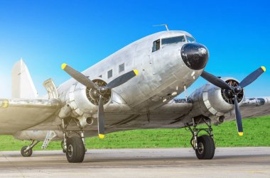 Vintage turboprop uçak havaalanında Park
