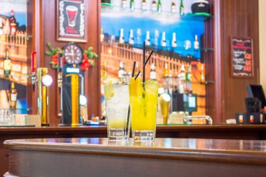 İki bardak limonata - limon, portakal. Bar ve restoran arka plan üzerinde