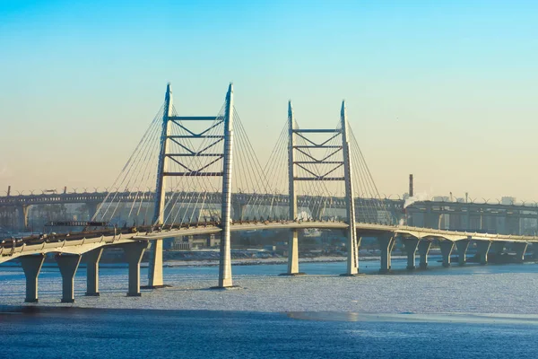 Кабельный мост высокоскоростное шоссе через реку зимой . — стоковое фото