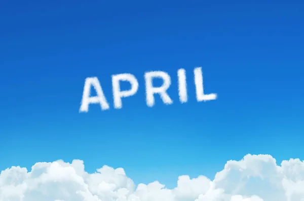 単語 4 月は青い空を背景に雲の蒸気に成っています。月、時刻表の企画. — ストック写真