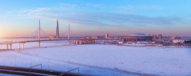 Panorama Askılı köprüdür Batı yüksek hızlı çapı, Futbol Stadyumu ve Avrupa'nın en yüksek gökdelen-Saint Petersburg'daki kış gün batımında.