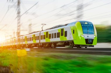 Yüksek hızlı tren tren istasyonunun şehrin yüksek hızda sürmek.