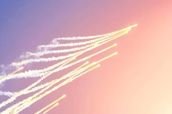 Lanzamiento de cohetes desde el suelo y quema en el cielo . — Foto de Stock