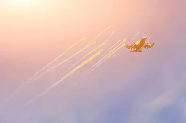 항공기 전투기 연기 하늘 구름의 배경. — 스톡 사진