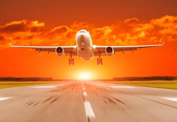 Osobní letadlo přistání na dráze při západu slunce. — Stock fotografie