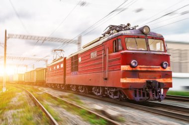 Demiryolu ile yüksek hızda bir yük treni ile kırmızı lokomotif elektrik rides.