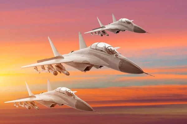 Caças militares jato três aeronaves de grupo em alta velocidade, voando alto no pôr do sol céu . — Fotografia de Stock