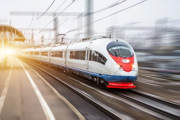 Высокоскоростной поезд едет на высокой скорости на железнодорожном вокзале города . — стоковое фото