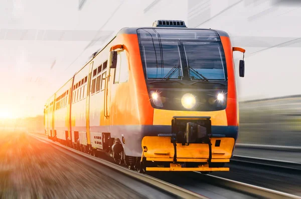 Kırmızı turuncu yolcu treni akşam tren acele tarihinde farlar. — Stok fotoğraf