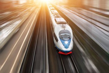 Yüksek hızlı yolcu treni yüksek hızda hareket eder. Hareket etkisi, yağlanmış arka plan ile Üstten Görünüm.