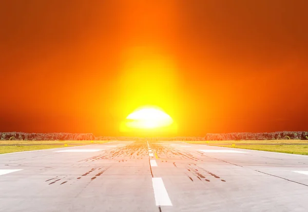 Ranvej na letišti na obzoru při západu slunce v centru slunce. — Stock fotografie