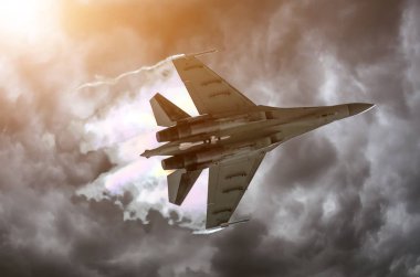 Uçan jet savaş uçağı son dakika bulutlar bir fırtına gökyüzü dalış..