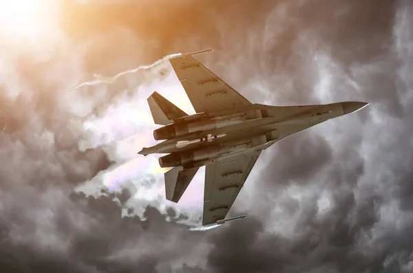 Batalla avión de combate inmersiones rompiendo nubes en un cielo de tormenta . — Foto de Stock