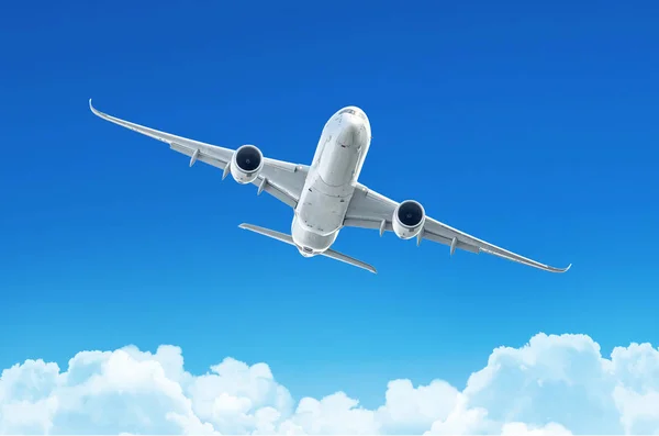 Yolcu uçağı bir trende mavi gökyüzü ve bulutlar üzerinde. — Stok fotoğraf