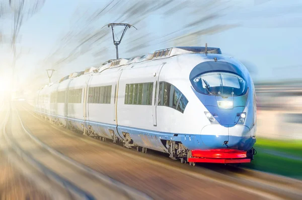 Hochgeschwindigkeitszug fährt mit hoher Geschwindigkeit am Bahnhof in der Stadt. — Stockfoto